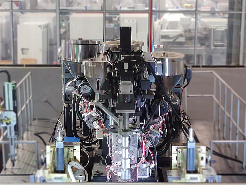 How to maintain the accumulator die head?
